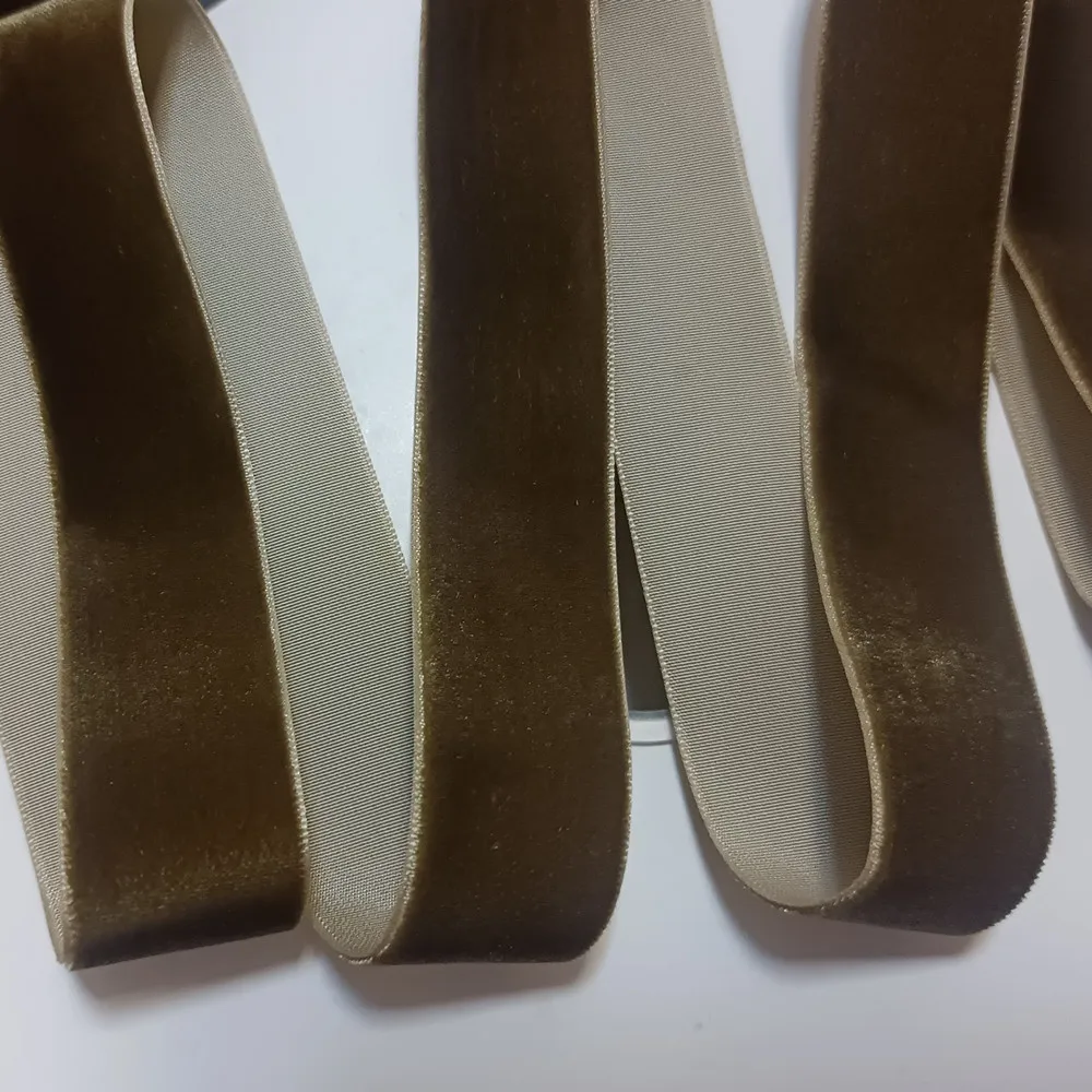 Зеленая и коричневая бархатная лента на одно лицо 25 мм для упаковки подарков