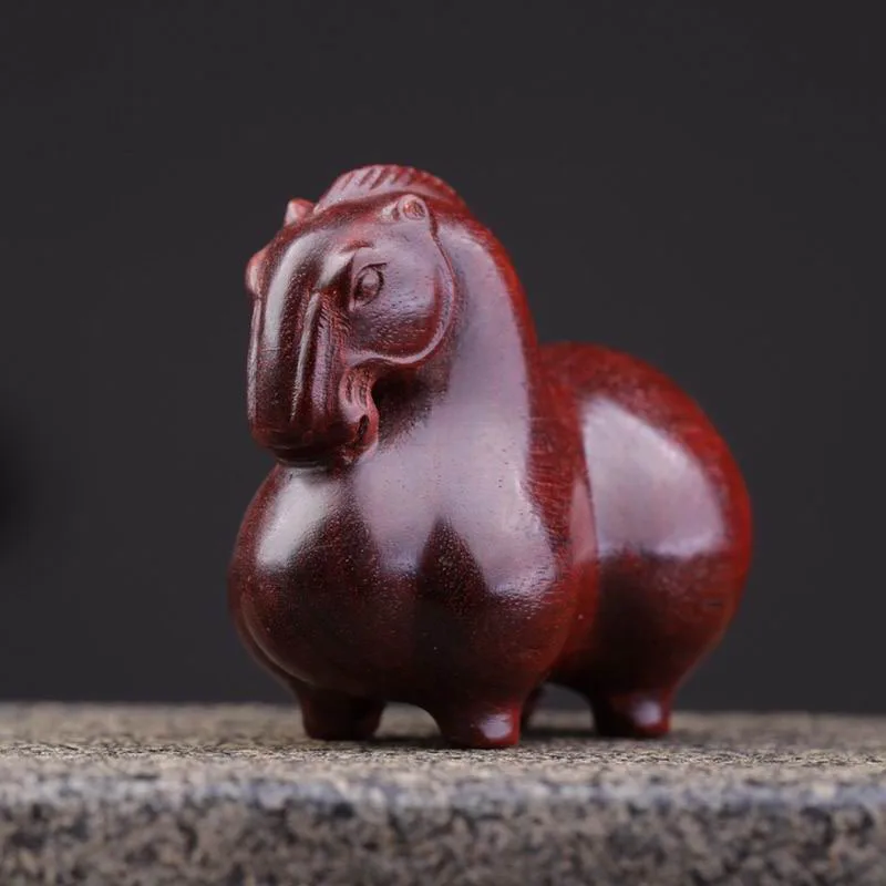 

Миниатюрная фигурка из сандалового дерева с маленькими листьями, резьба по дереву, лошадь со знаками Зодиака, китайское винтажное украшение для дома, поделки с животными