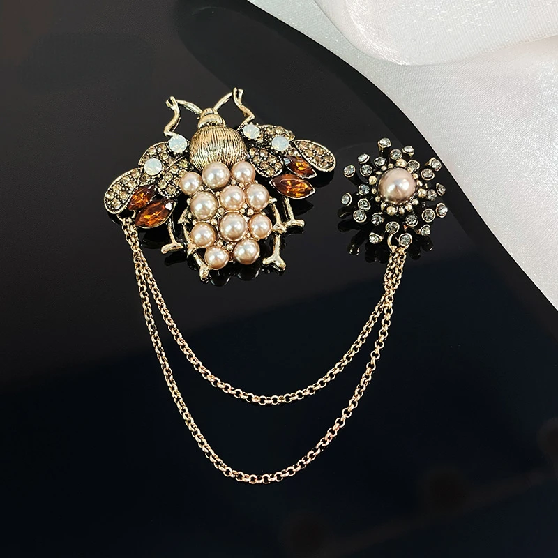 

Rhinestone Bee Brooches Pins Pearl Crystal Tassel Chain Lapel Pins Suit Coat Badge Fashion Jewelry Gifts for Women Men Jewelry