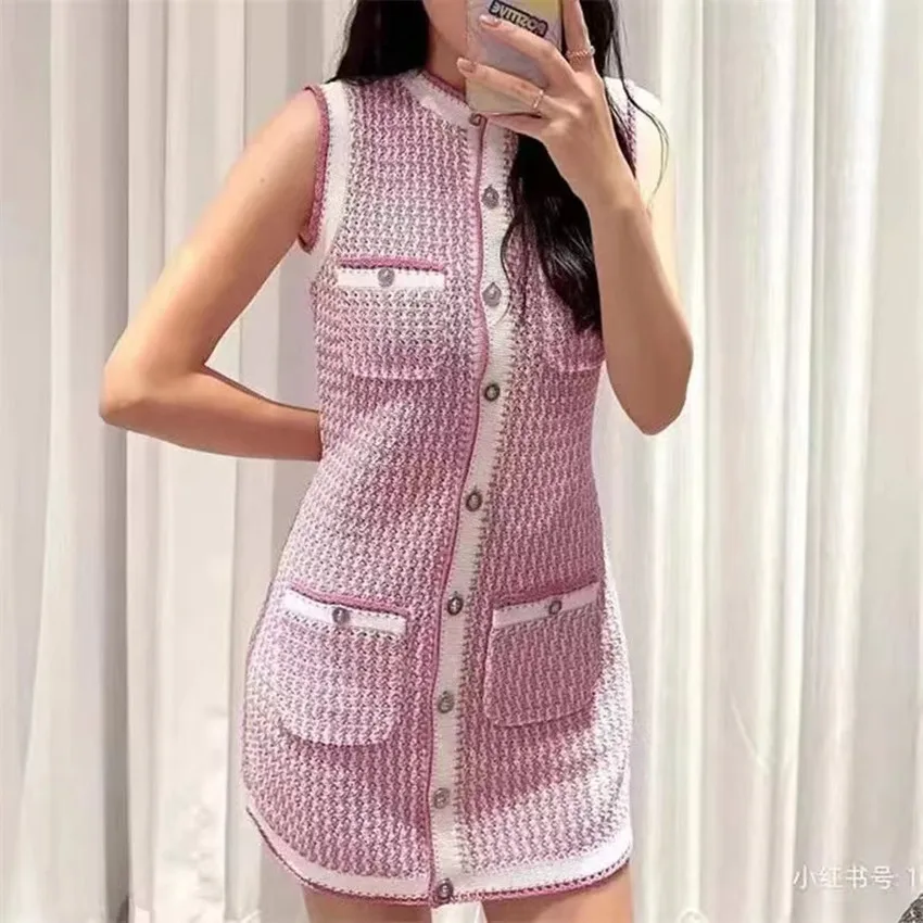 

Женское трикотажное платье без рукавов, маленькое очаровательное модное однобортное платье-мини розового цвета в полоску с карманами и кру...