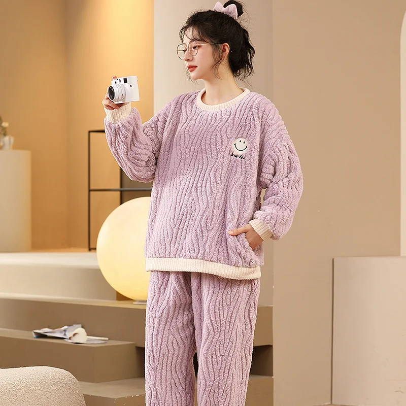 

High grade flannels with thick flannels to keep warm 200kg pyjamas can be worn outside ladies' suits in autumn and winter