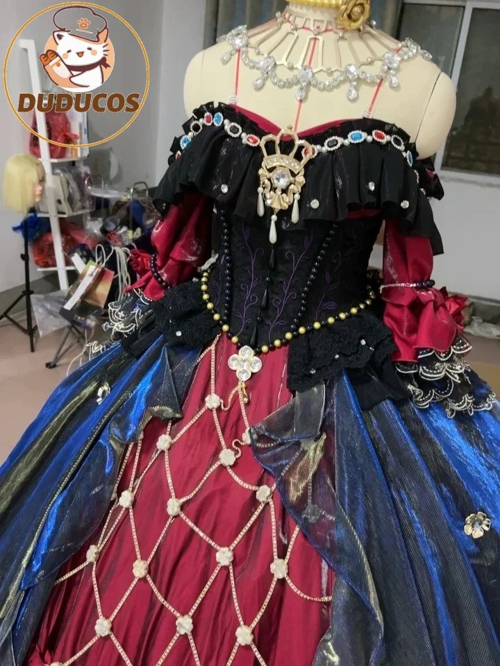 Женский костюм в виде кровавой королевы с V-образным вырезом