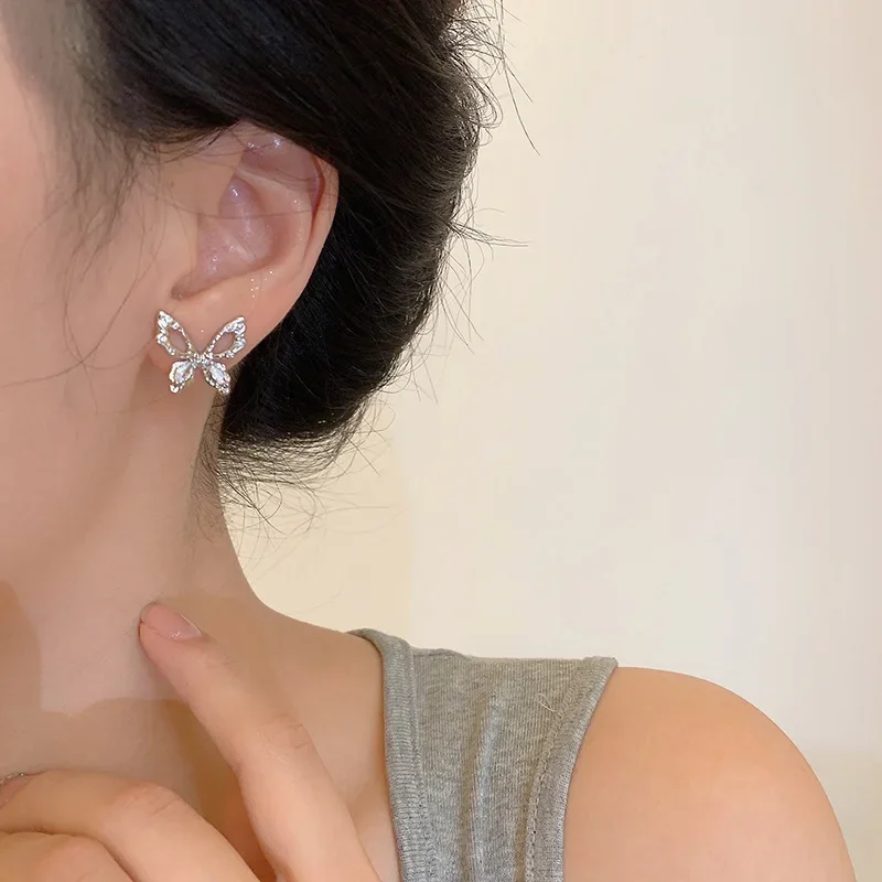 Элегантные женские серьги-гвоздики из серебра пробы