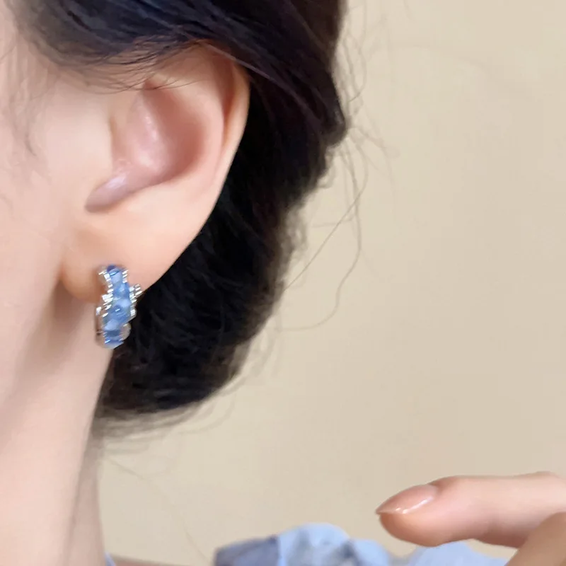 Женские серьги-кольца из серебра 925 пробы с синим камнем