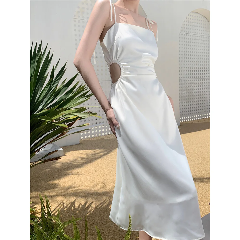 

Платье женское атласное средней длины на бретелях-спагетти с открытой спиной