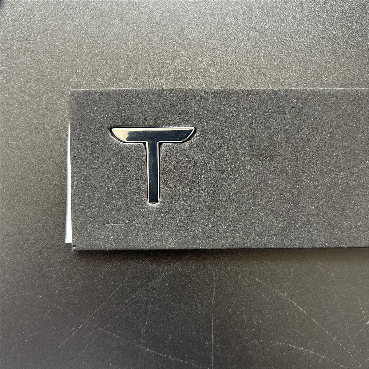 Наклейка с эмблемой автомобиля из АБС-пластика, черная для Tesla Model 3 Y, авто, хвостовая коробка, украшение на руль, модифицированные аксессуары