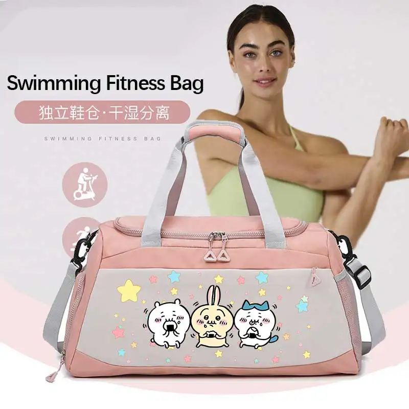 Фото Спортивная сумка Chiikawa большой вместимости Hachiware Usagi Momonga, деловая дорожная сумка через плечо с разделением на сухую и влажную зоны, подарок №1