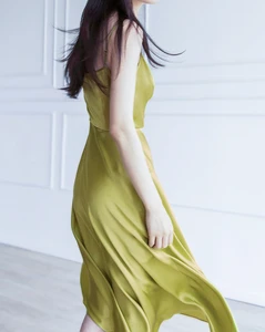 Satin Green Camisole Dress Skirt Ladies Sleeveless Summer Vacation Mid-length Dress Ladies Silky Spaghetti Strap Elegant Dress