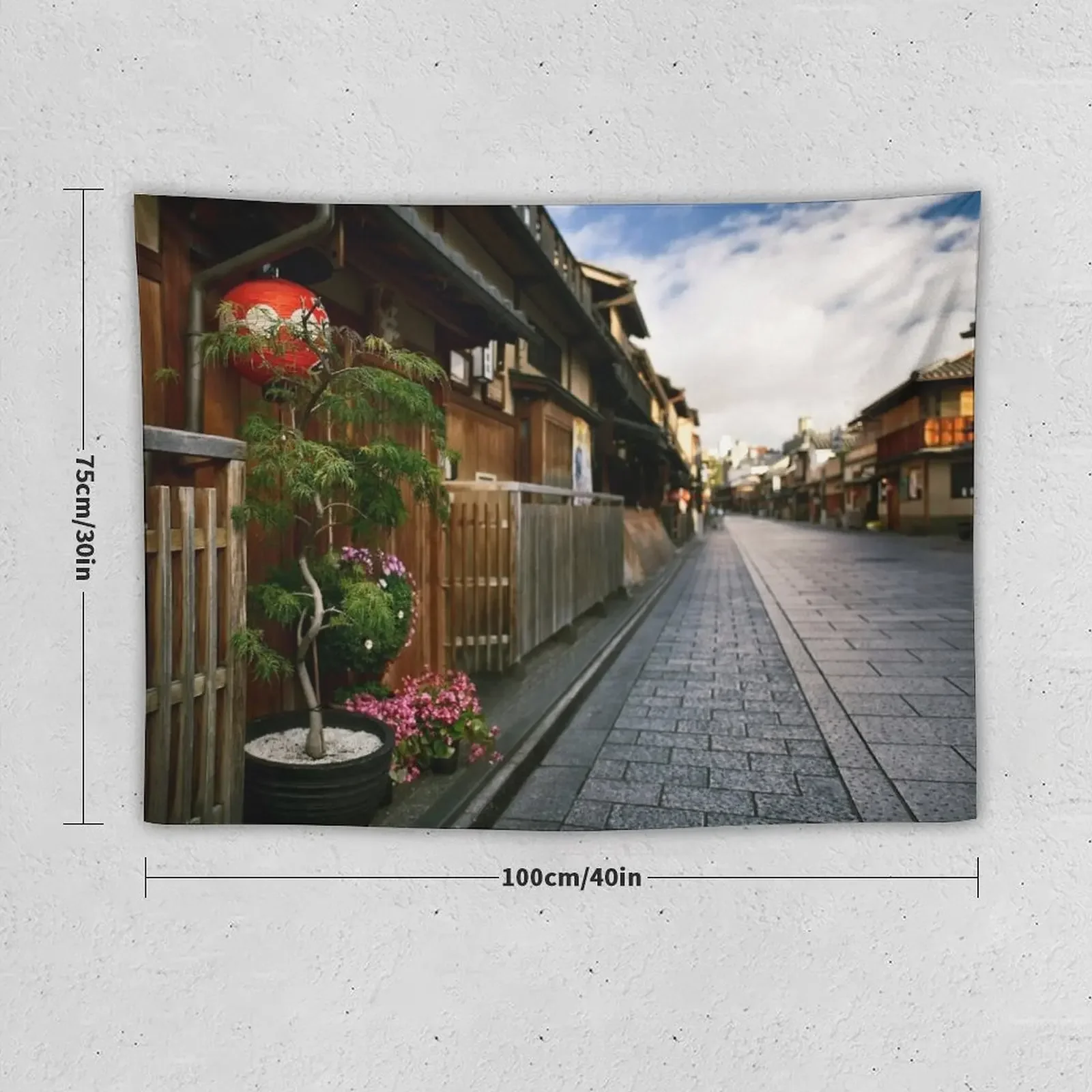 Традиционный японский Чайный домик с красным фонарем и деревом бонсай у входа