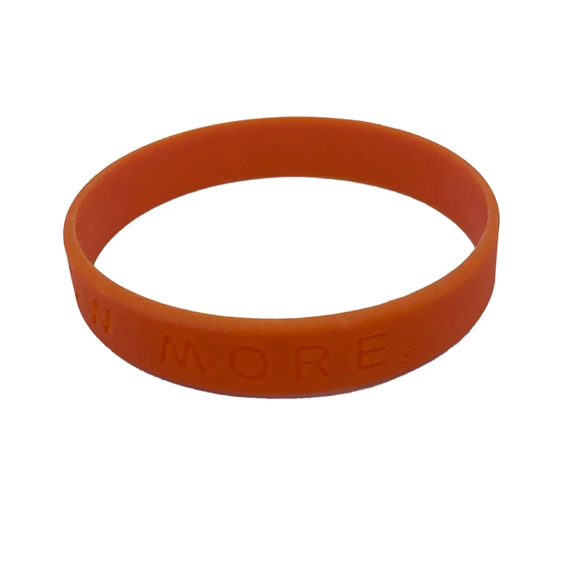 Настраиваемые оранжевые круглые браслеты из ПВХ-силикона с множеством цветов и выдавленным логотипом в большом количестве для клубных спортивных мероприятий.