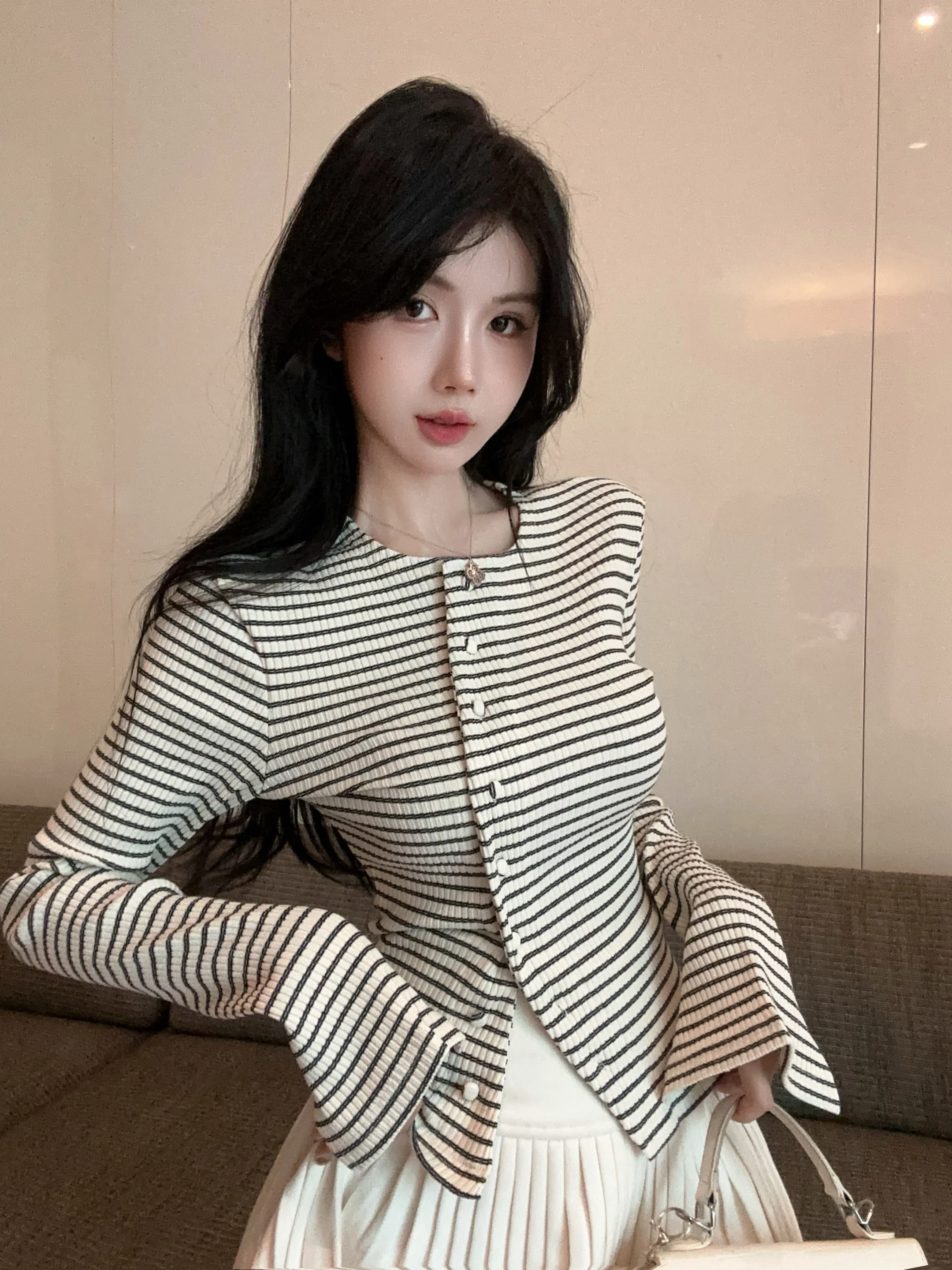 Вязаный кардиган в нерегулярную полоску. Женский осенне-зимний французский