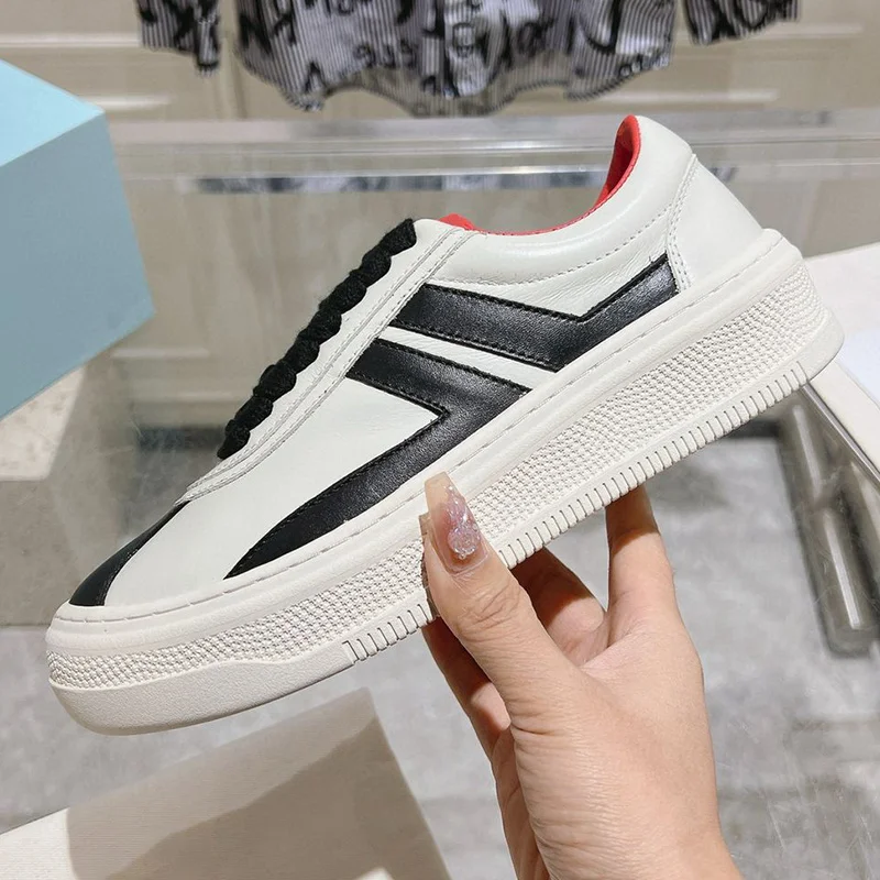 Разноцветные туфли из натуральной кожи на плоской подошве со шнуровкой