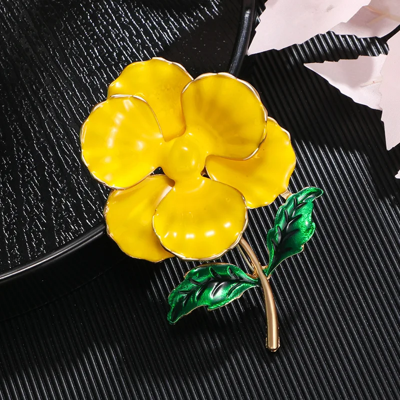 Женская корсажная брошь в виде цветка камелии красного и желтого цвета