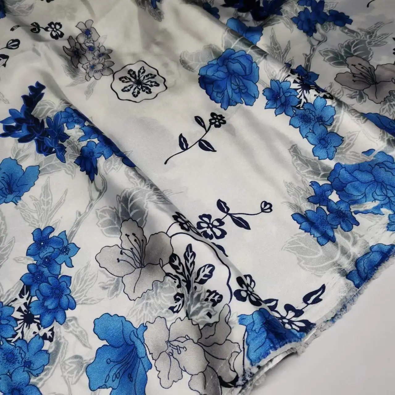 Мягкая китайская винтажная атласная ткань с сине-белыми цветами для рукоделия |