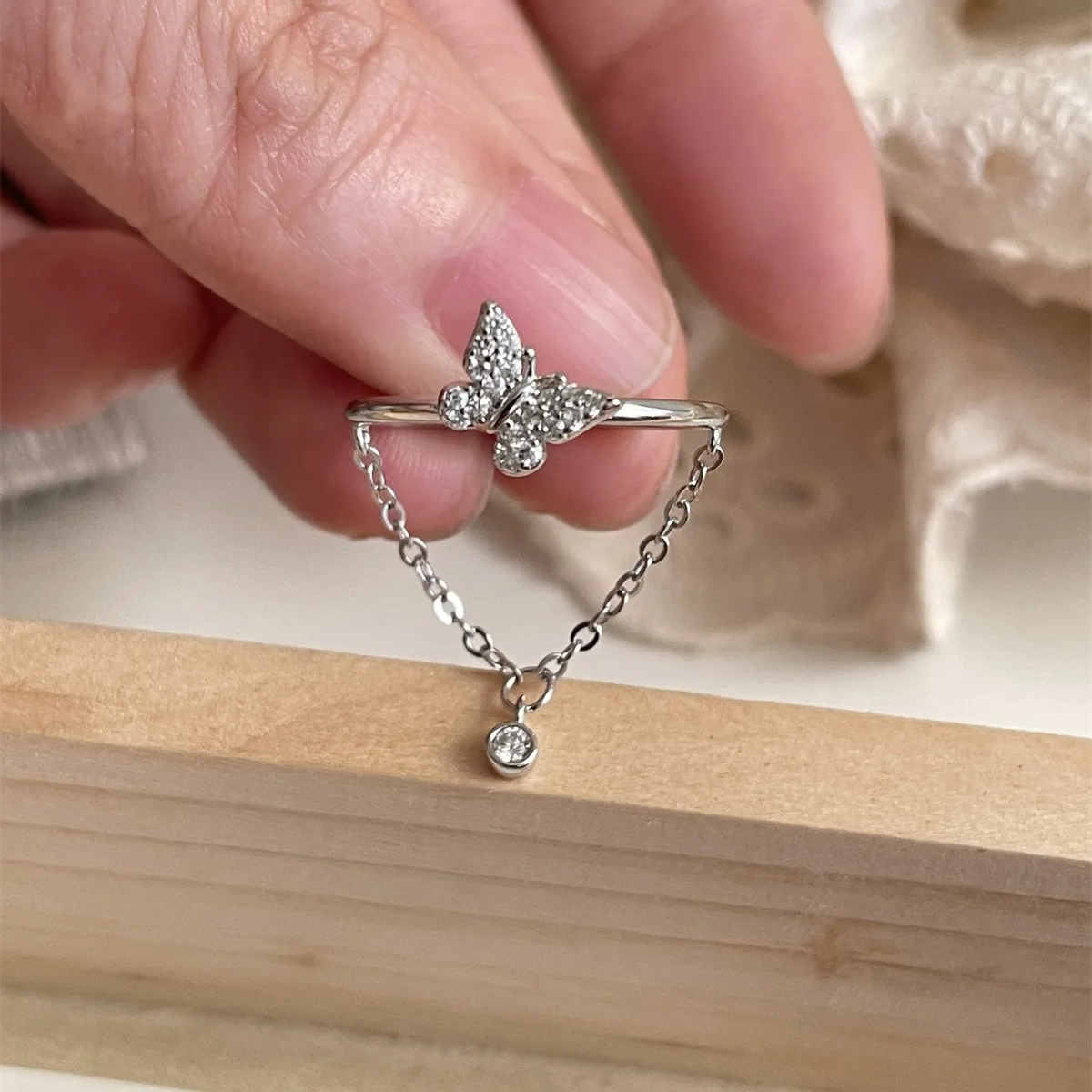 Женское регулируемое кольцо с бабочкой и кисточкой