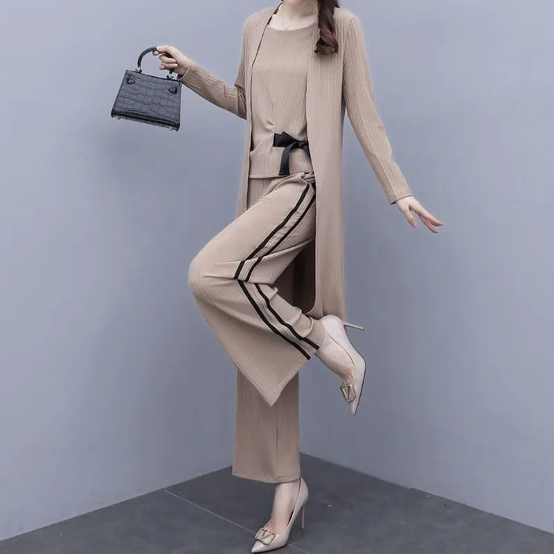 Женский офисный костюм из трех предметов стильный однотонный брючный с широкими