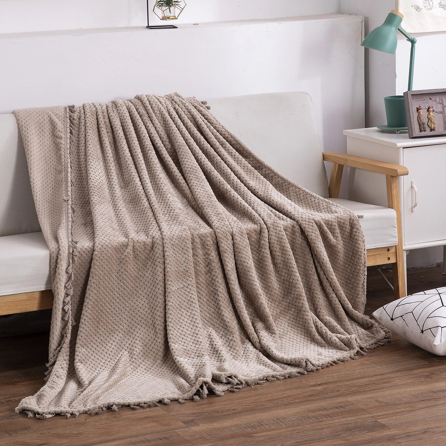 

King Queen Size Throw Blanket with Tassel All Season Flanel Bed Cover Outdoor Camping Blanket Bedspread Nordic Design Queen Size