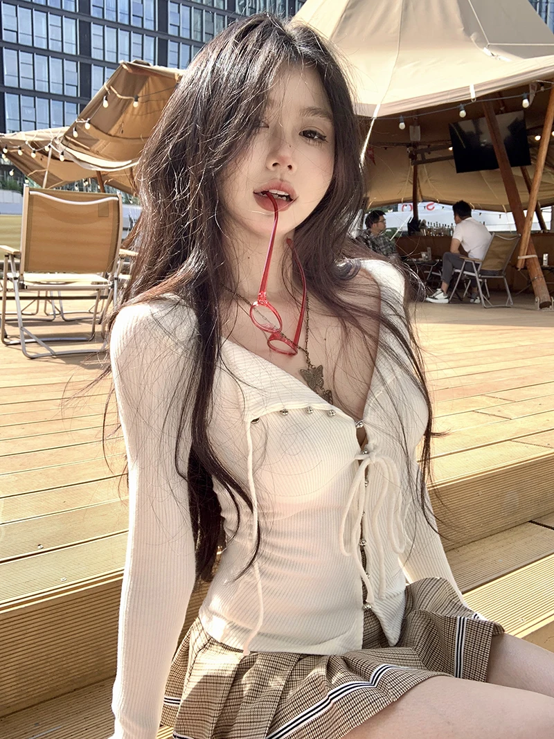 Осень и зима Популярный в этом году белый топ со шнуровкой v-образным вырезом