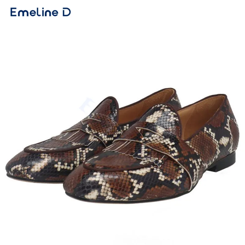 Темные лоферы со змеиным узором и кисточками простая кожаная повседневная обувь