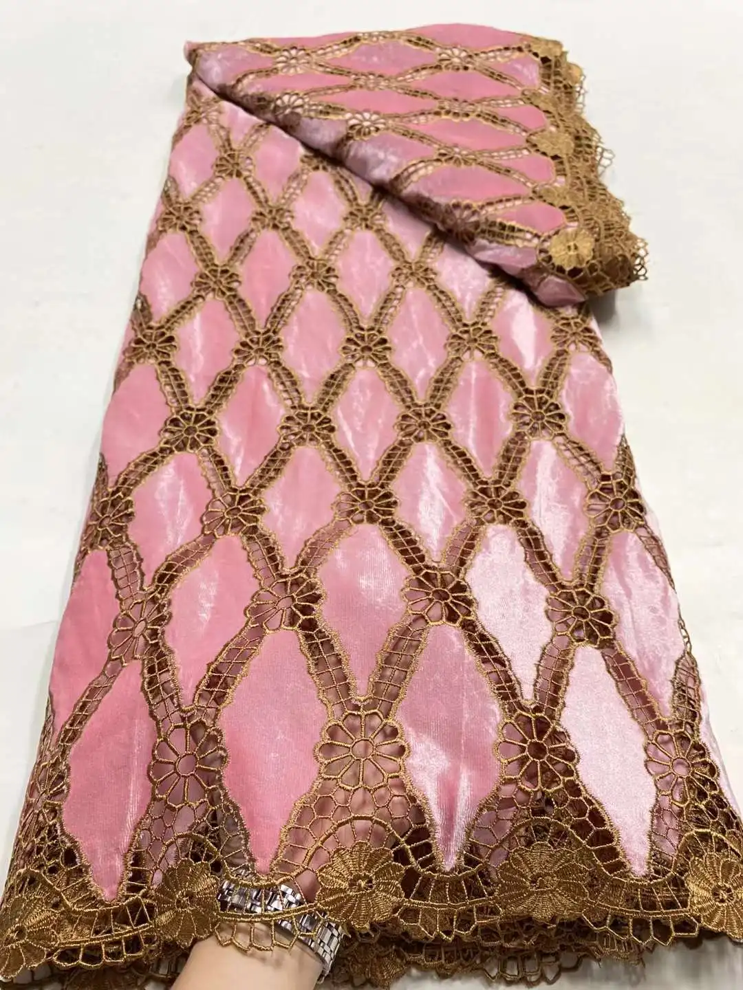 Новейшая сухая хлопчатобумажная кружевная ткань с золотыми кристаллами 2024