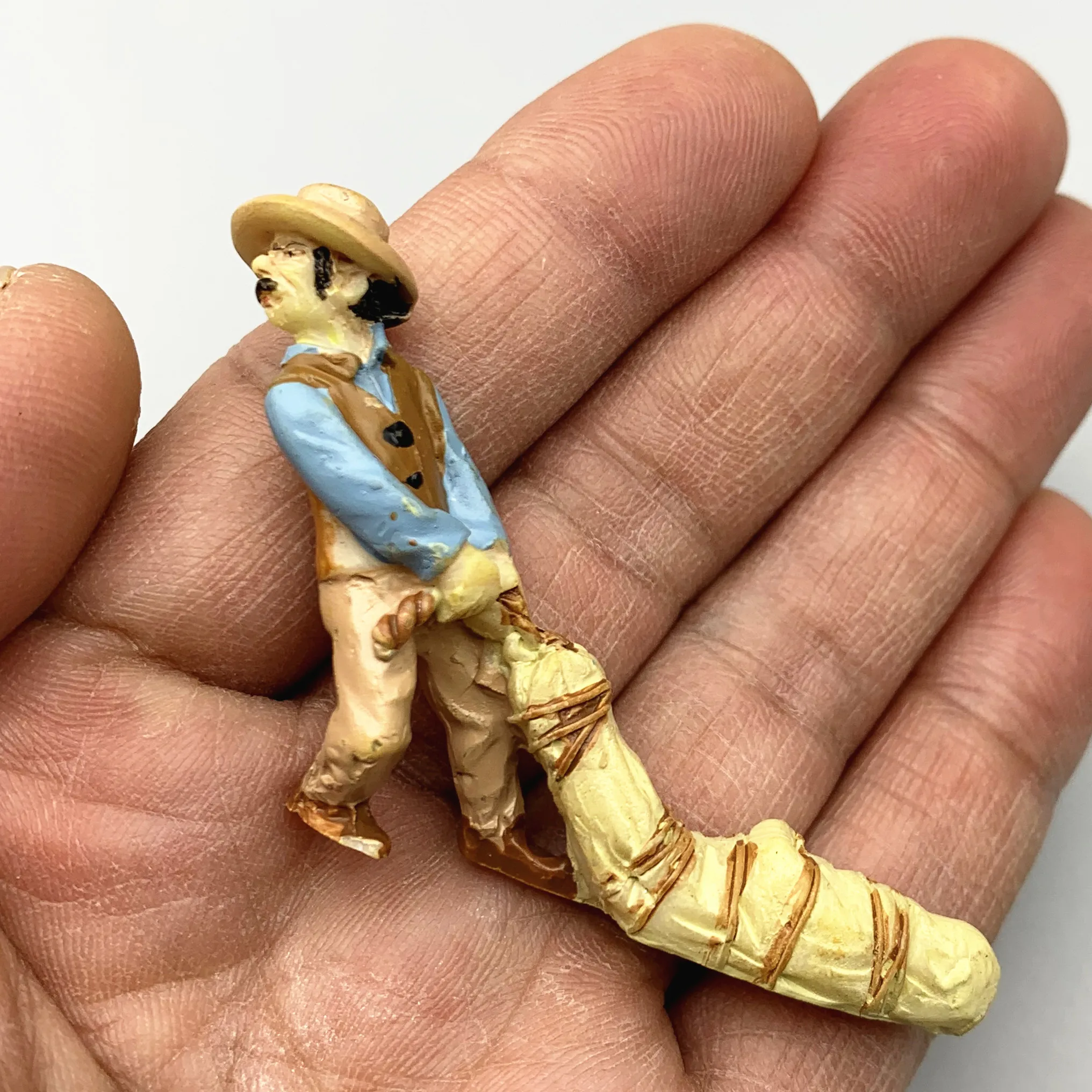 

Миниатюрная скульптура из канифоли