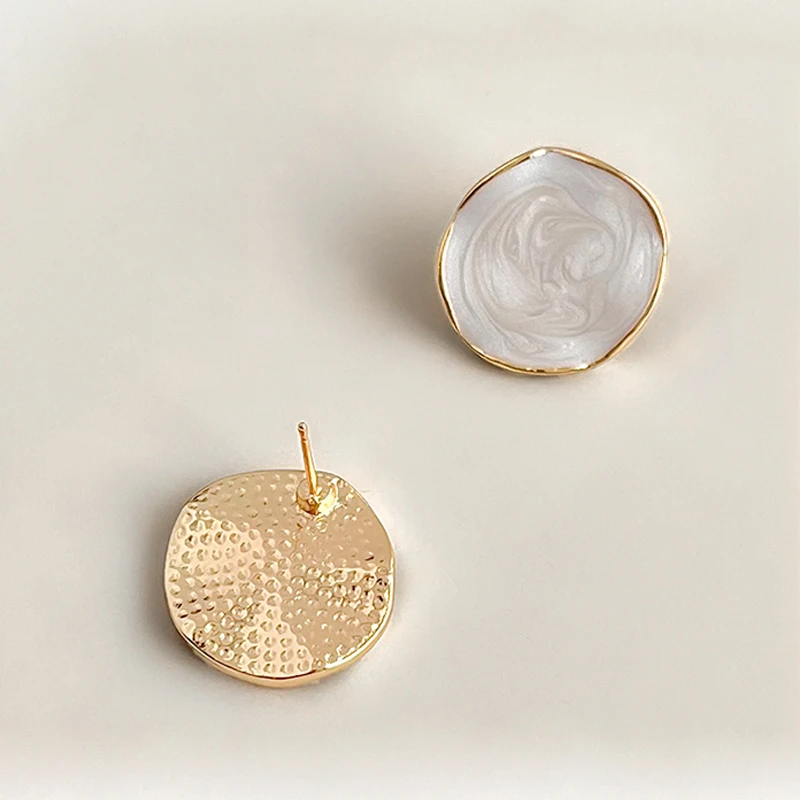 Круглые металлические эмалевые серьги-гвоздики с кремом