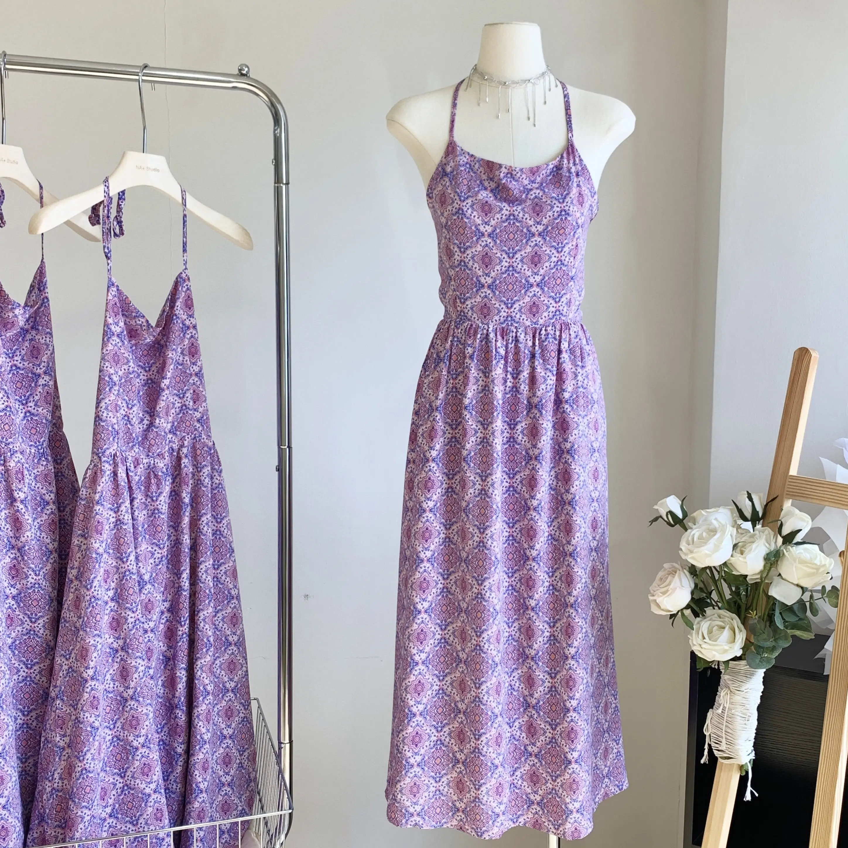 

Женский сарафан средней длины на бретельках, с открытой спиной