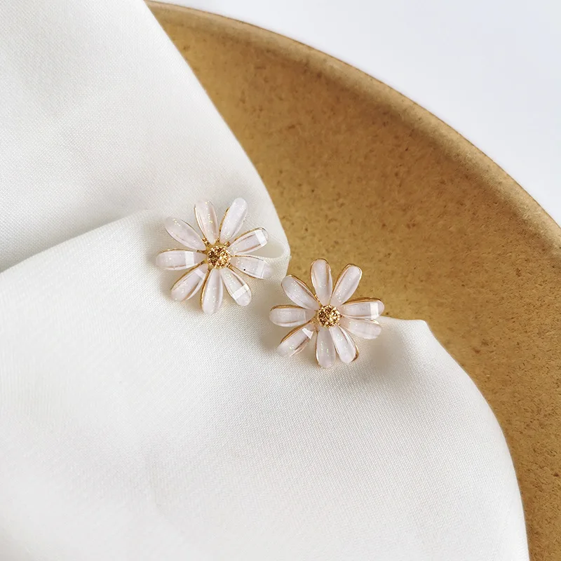 Women Spring Summer Temperament Small Fresh White Flowers Clip on Earrings Simple Small Daisy Earrings Non Pierced Ear Clip images - 6