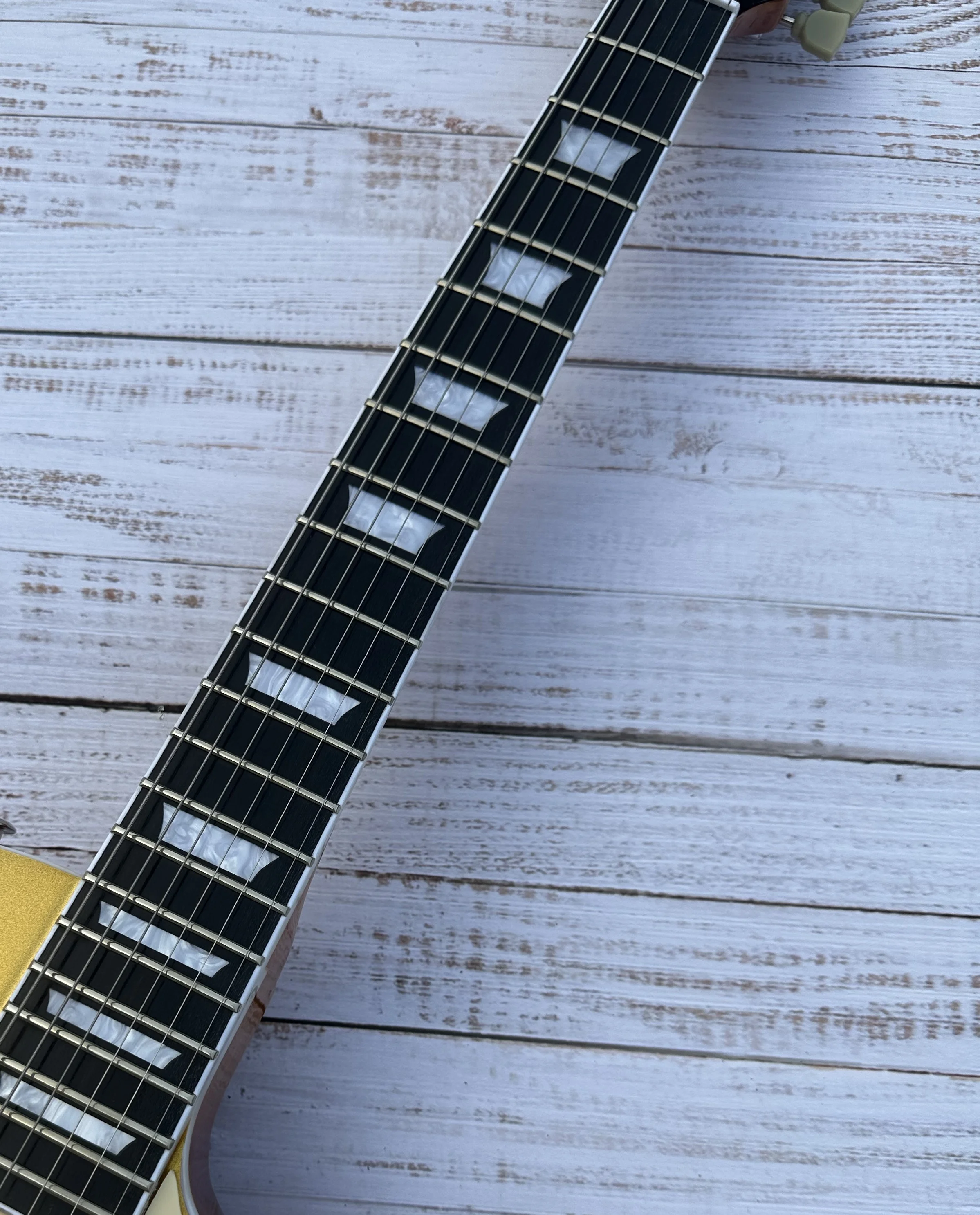 Стандартная электрическая гитара золотистая пикап p90 значок подписи фотовспышка