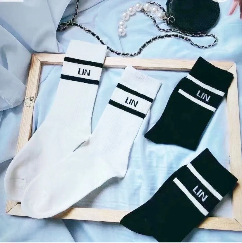 

Женские хлопковые носки, носки средней длины, роскошные брендовые носки в стиле хип-хоп, уличная одежда, носки для скейтборда, модные дизайнерские спортивные носки для девочек