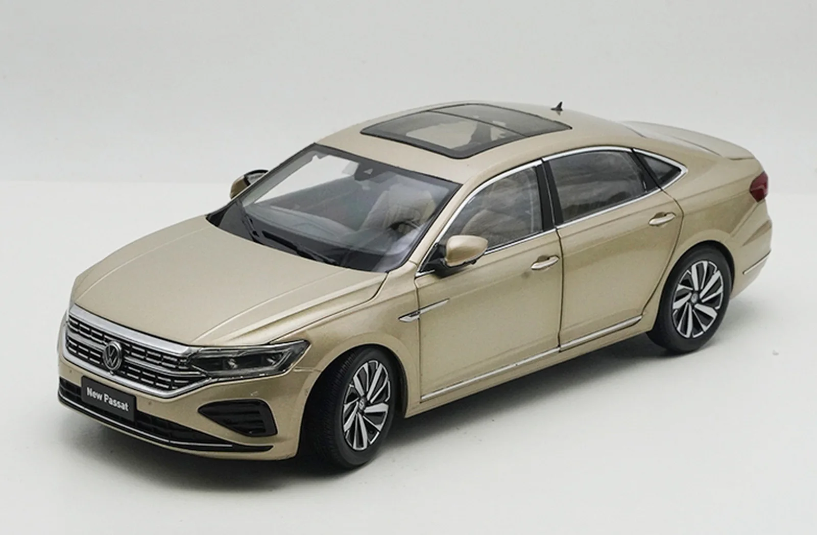 

1/18 Scale Volks_wagen New Passat 2022 Gold DieCast Car Model Toy Collection NIB