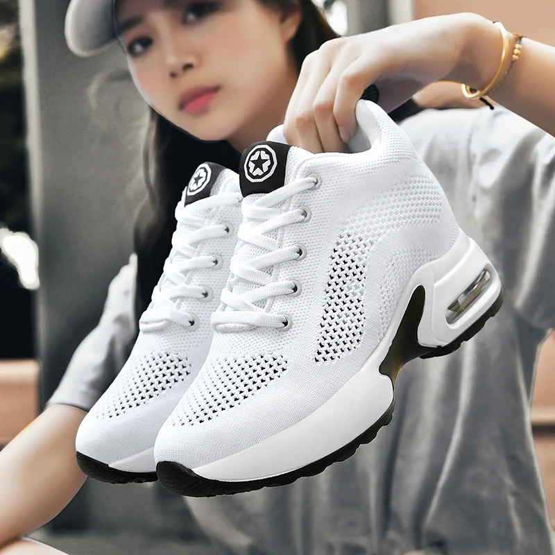 Женские туфли на толстой подошве черные сетчатые с прорезями внутри