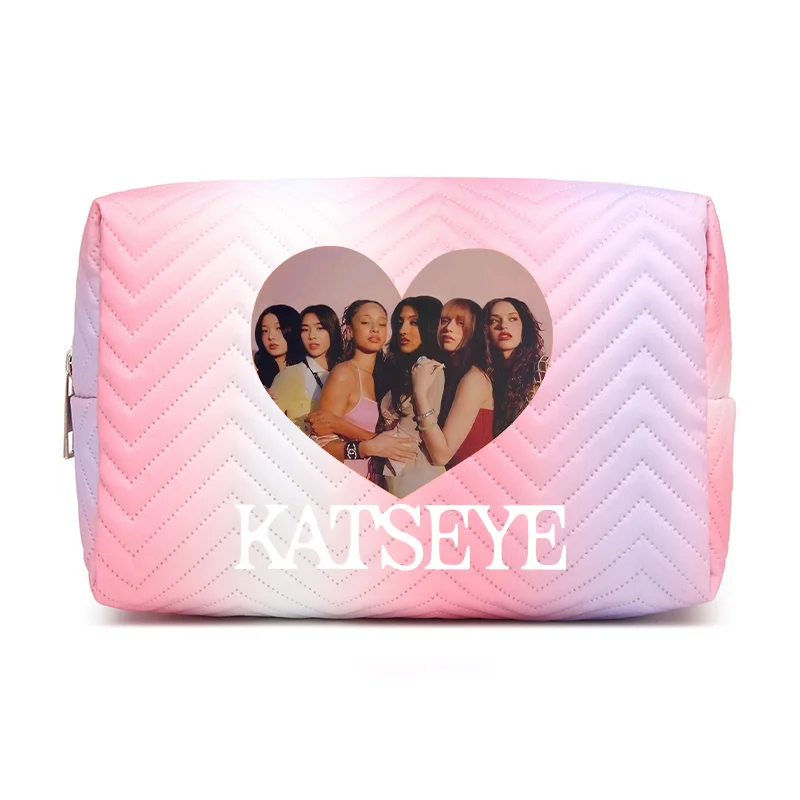 Фото Женская косметичка Katseye Kawaii, большая вместительная портативная сумка на молнии для хранения косметики, с принтом K-pop, кошелек для монет, дорожная сумка для туалетных принадлежностей №3