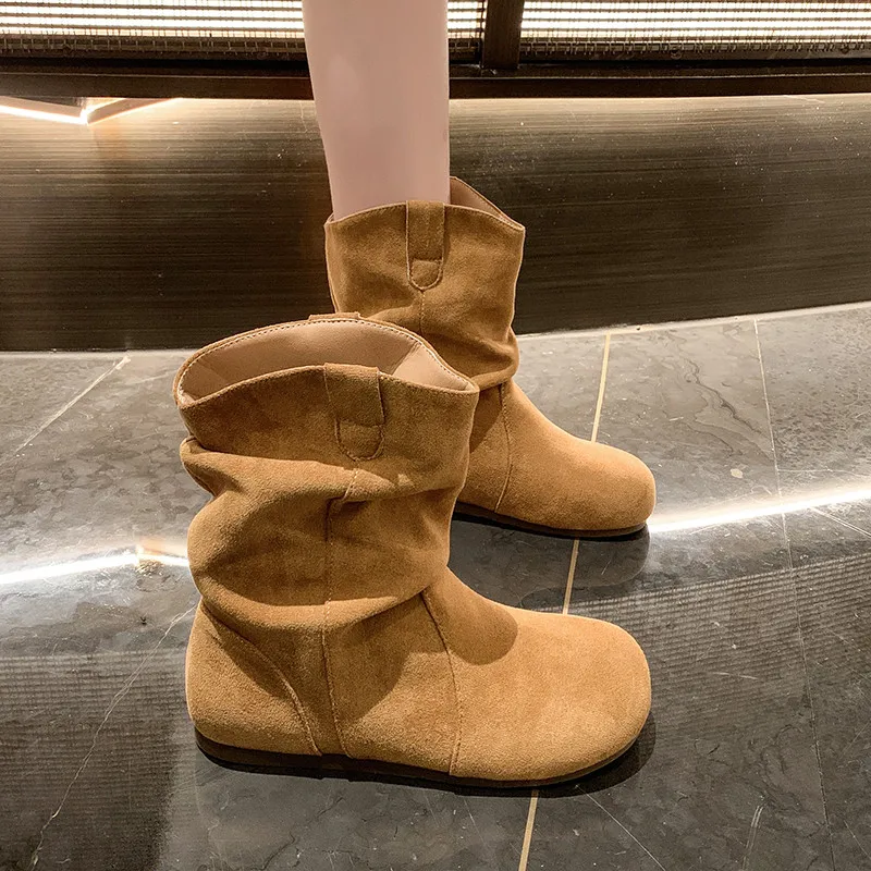 Брендовая женская обувь. Белые ботильоны. Сапоги на плоском каблуке. Женская мода