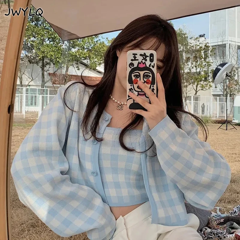 

Женский комплект из 2 предметов, однобортный короткий свитер с принтом в клетку и жилет на бретельках, свитер с круглым вырезом и длинными ру...