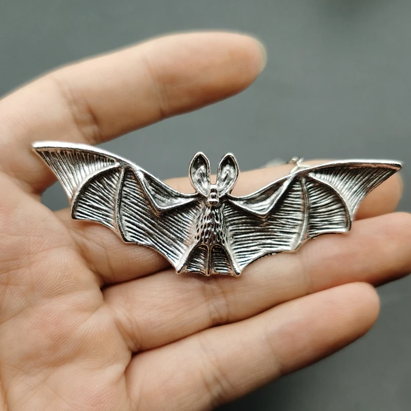 Ожерелье с висячком в форме кровососущей летучей мыши в стиле панк-готик с жемчужными бусами для женщин. Цепочка в комплекте. Идеально подходит для создания образа хип-хоп девушек. Ювелирный подарок.