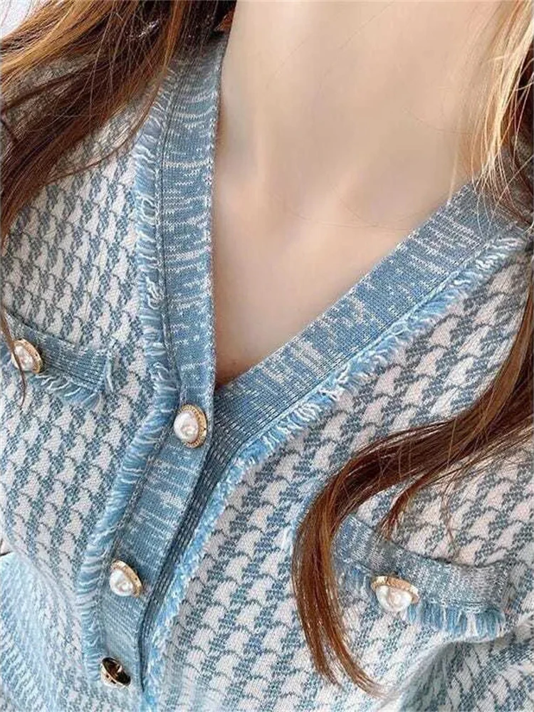 Женское трикотажное платье-трапеция с длинным рукавом и V-образным вырезом