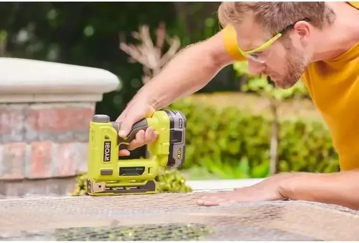 Аккумуляторный компрессионный привод Ryobi 18 Вт ONE+ 3/8 дюйма. Степлер Crown (только