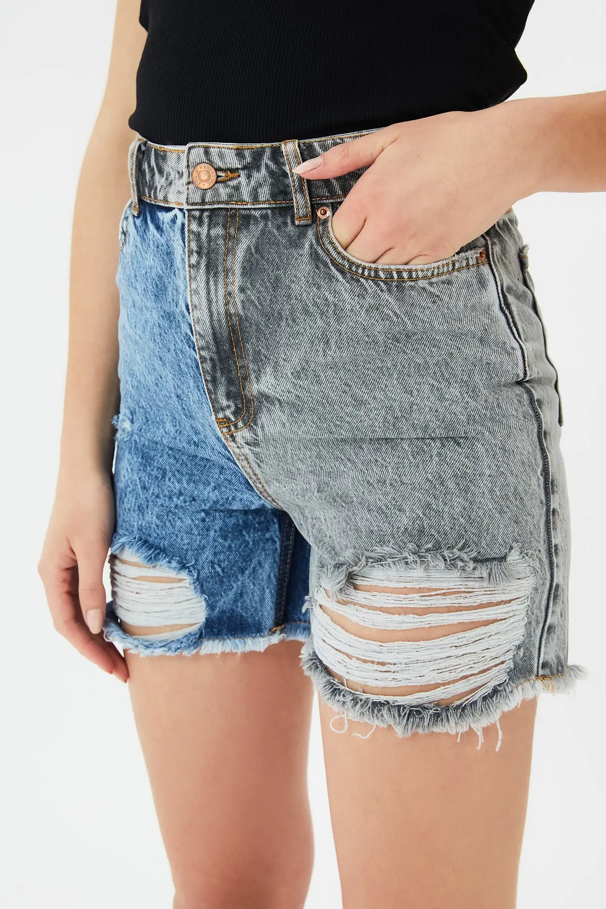 Джинсовые шорты с цветными вставками |