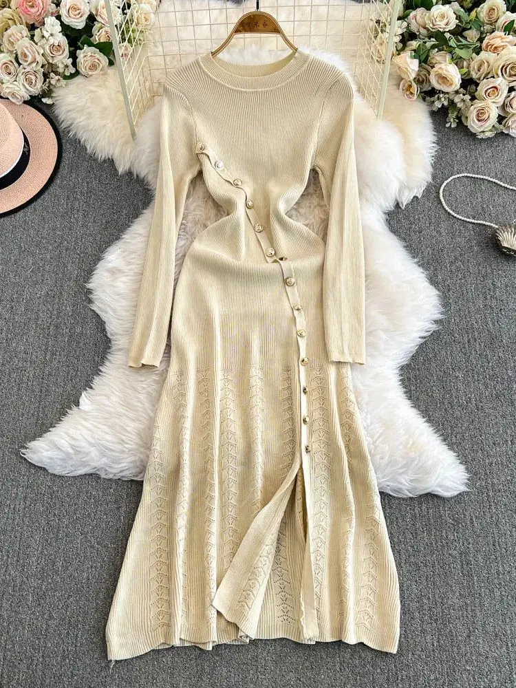 Женское однотонное платье с диагональными пуговицами