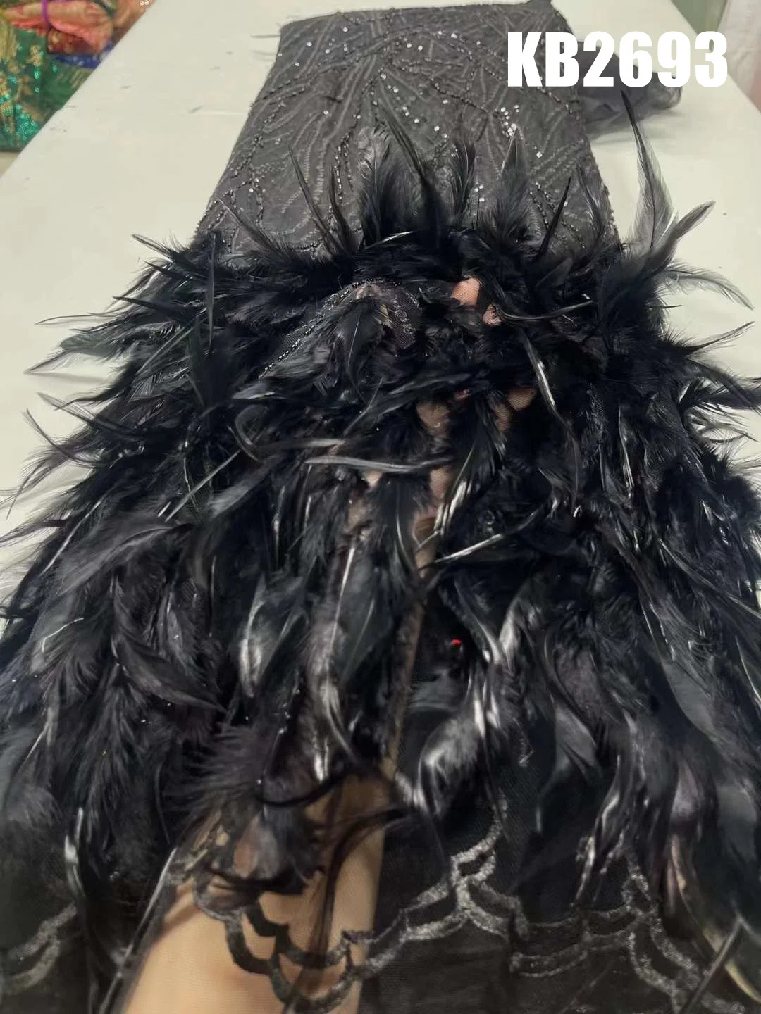 Рисунок 3 - Кружевная ткань с белыми перьями