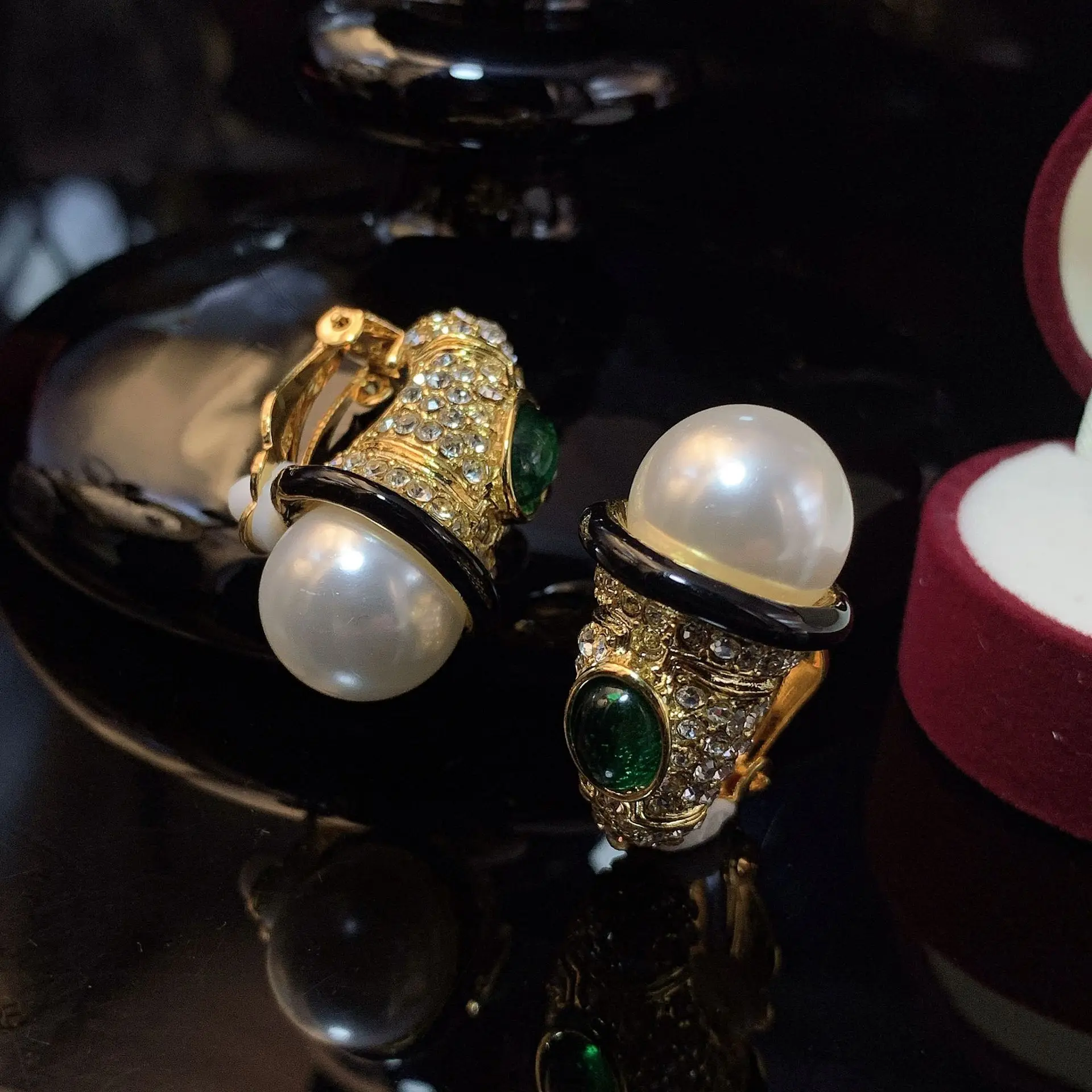 

Vintage Christmas people temperament senior ear clip fashion personality earrings earrings