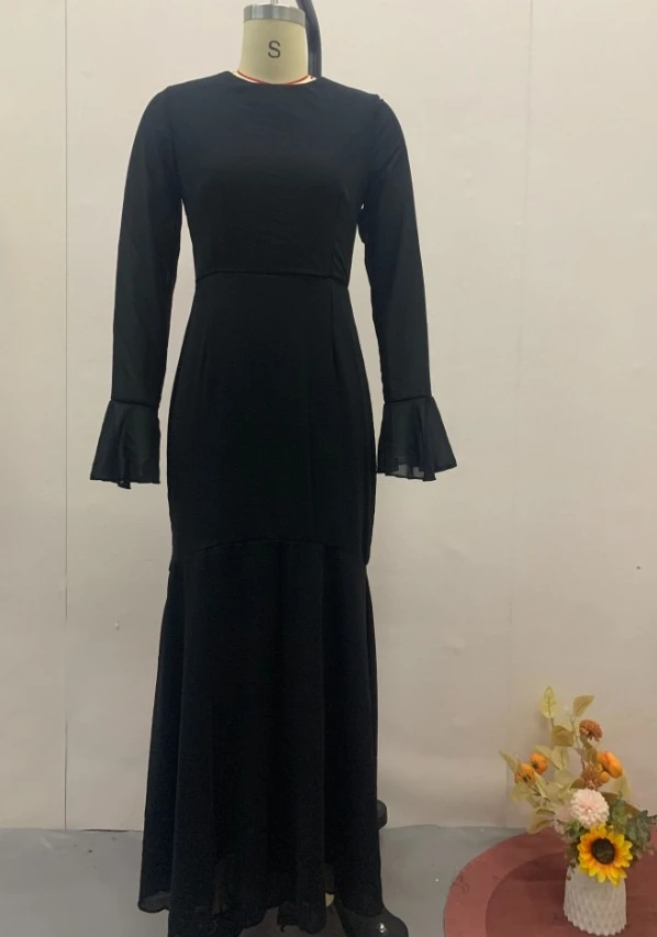 Женское однотонное платье с круглым вырезом и расклешенными рукавами элегантное