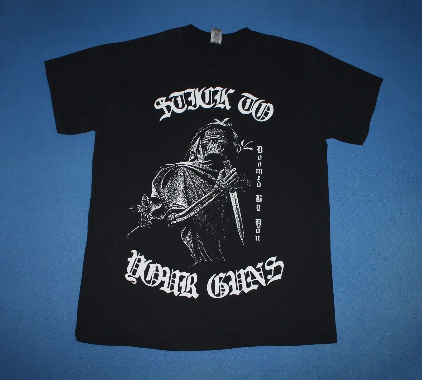 Приклейте к рубашке ваши ружья футболка обретенная вами металлическая лента