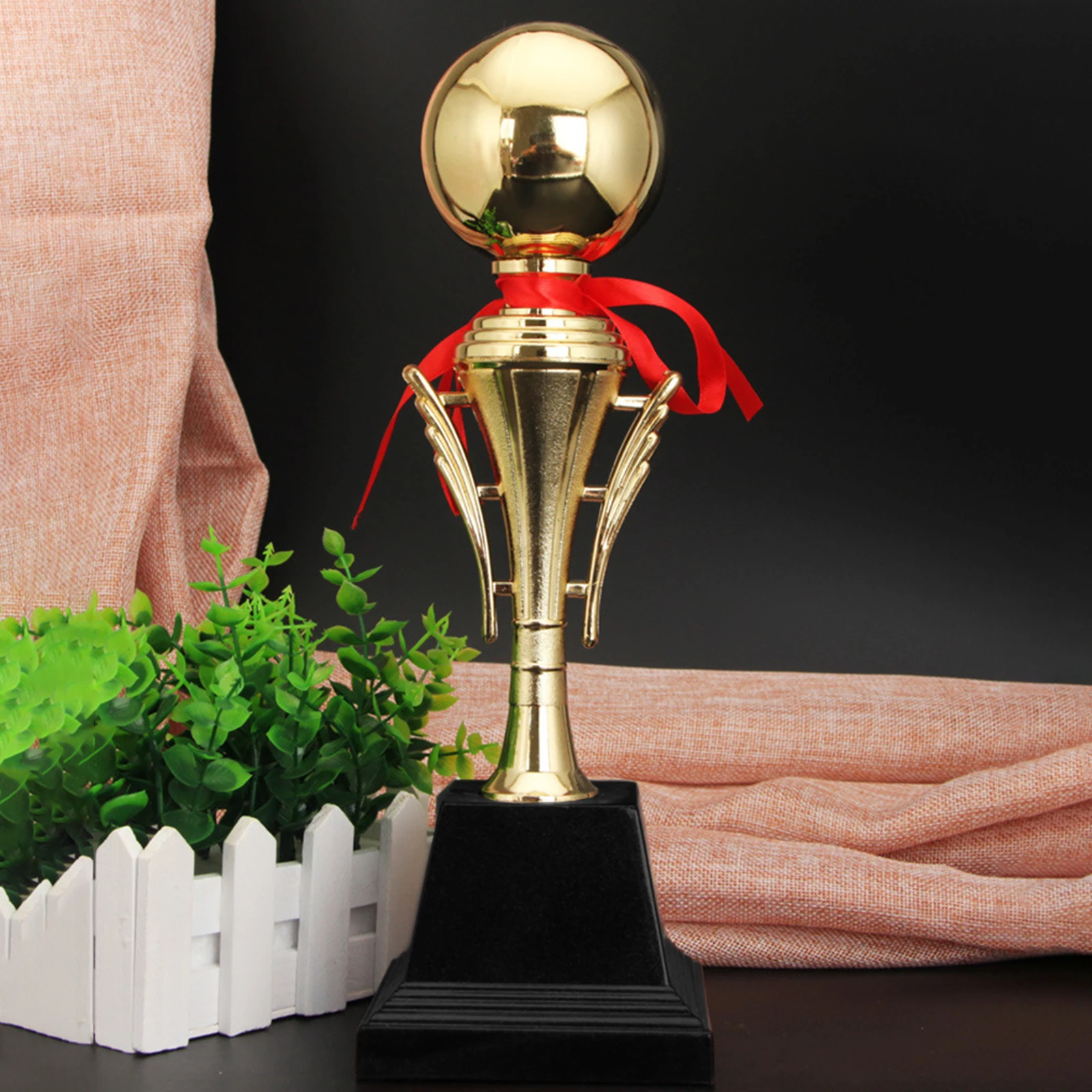 Сферический трофей в виде золотого шара для соревнований по футболу подарки