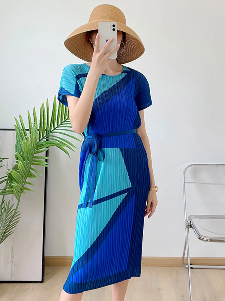 Женское плиссированное платье с поясом Delocah разноцветное пляжное миди коротким