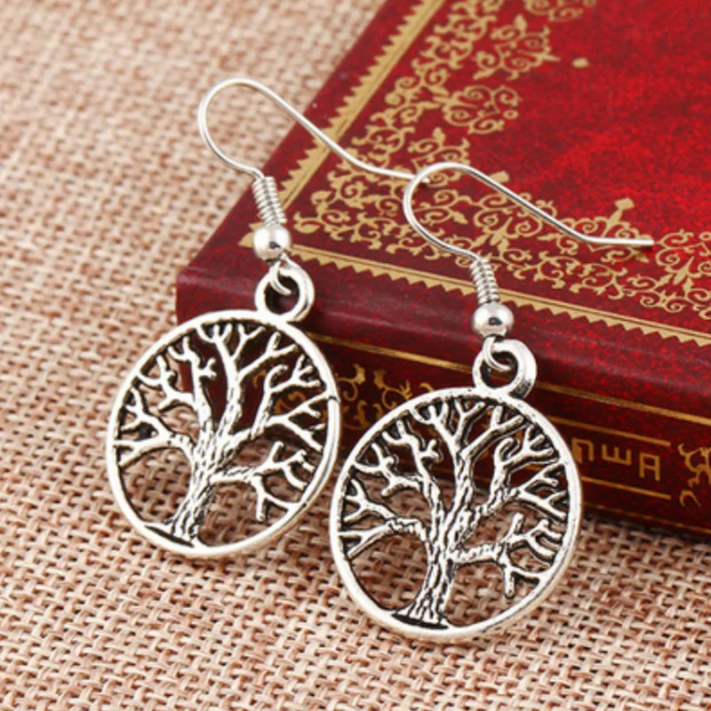 

Женские серьги-подвески серебряного цвета с круглым деревом