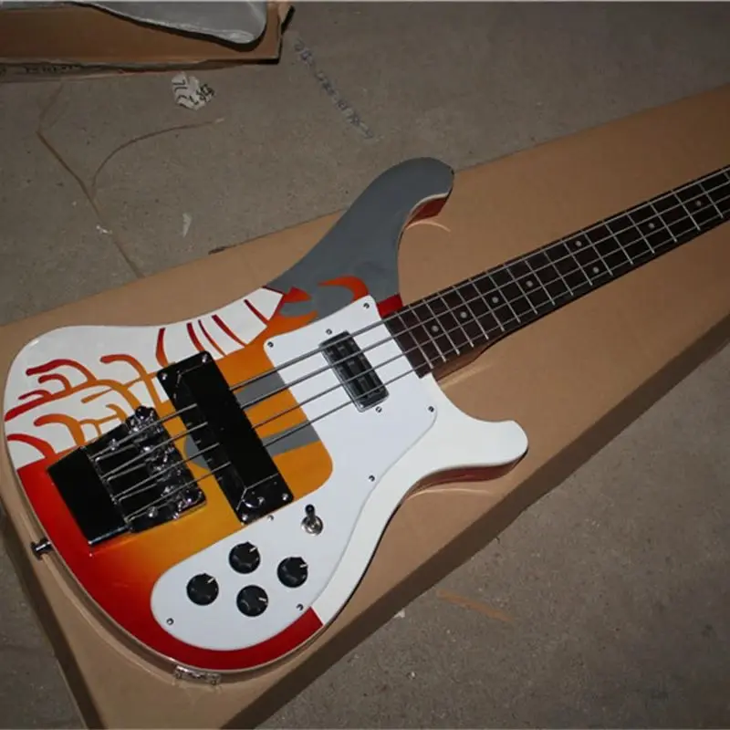 Бас-гитара Rickenbacker 4003 с яркими наклейками вишневого цвета фурнитурой из