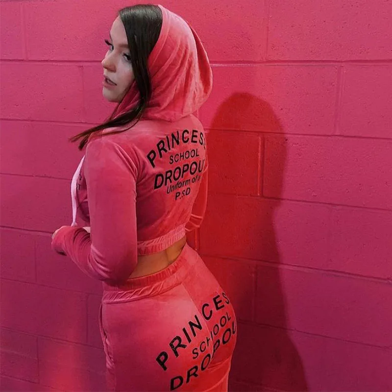 

Женский брючный костюм на молнии с капюшоном и брюками