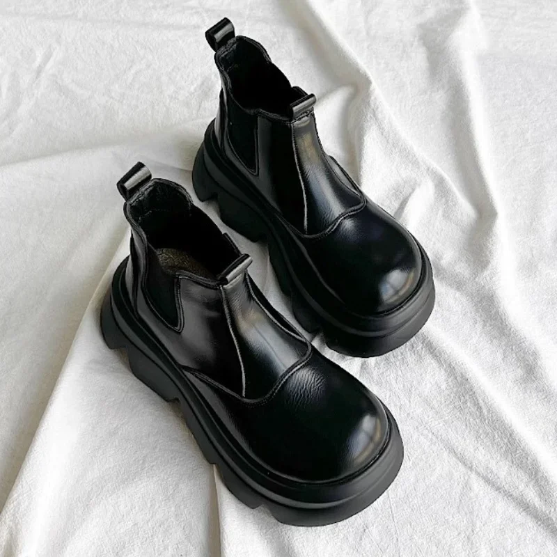 Трендовые женские ботинки на плоской подошве